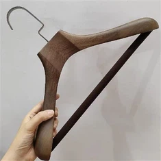 Vlastní dřevěné ramínka na obleky