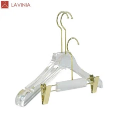 Akrylové věšáky na oblečení